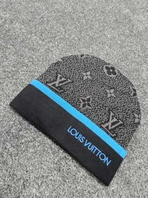 L och V mössa  - Stilren L och V mössa med blåa detaljer. Har du några frågor tveka inte att skriva❄️⭐️