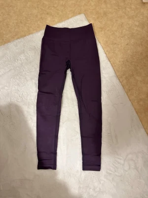 Mörklila leggings från Relode - Snygga mörklila leggings från Relode i storlek small. De är helt nya endast testade, modell: prime scrunch