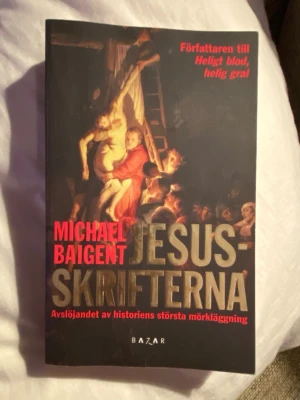 Jesusskrifterna - En spännande bok som utmanar allt vi trott om Jesus och kristendomens ursprung. Michael Baigent presenterar nya teorier och bevis som ifrågasätter historien, perfekt för dig som gillar mysterier och vill veta mer om dolda sanningar.