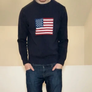 Gant USA tröja  - Säljer en lite tjockare stickad tröja från gant med USa logga!! Tröjan är lite tjockare och passar därav perfekt nu till vintern. Den är i strl S och skulle även säga att den sitter som en S, hör gärna av er vid frågor er funderingar!!
