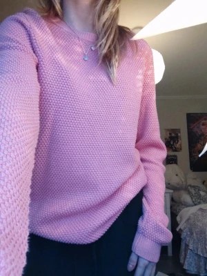 Rosa stickad tröja från Vila - Mysig rosa stickad tröja från Vila i storlek M. Knappt använd! Endast fåtal gånger. --->Tröjan har en grovstickad struktur, rund halsringning och långa ärmar. 