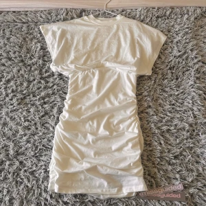 Vit klänning - Säljer denna vita tighta kortklänningen från Missguided 💕 Helt oanvänd med taggar kvar, bara att skriva vid frågor 🫶🏽✨