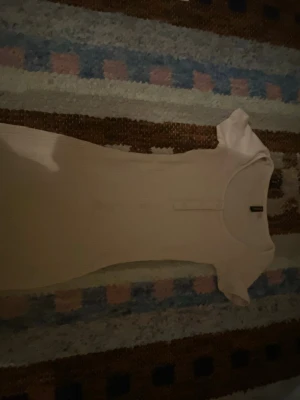 Vit ribbad kortklänning från hm  - Säljer en vit ribbad kortklänning från hm med rund hals och korta ärmar. Klänningen har en slim passform och är tillverkad i mjuk bomull, perfekt för en enkel och stilren look. Passar dig som gillar minimalistisk stil.