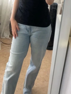 Ljusblå jeans - jeans från h&m som är i bra skick och funkar bra med vilken topp som helst. Sitter bra i låren och där bak men är fortfarande bekväma.🥰