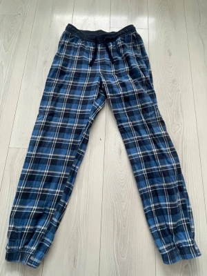 Blårutiga mjukisbyxor  - Säljer ett par sköna mjukisbyxor från Kappahl i storlek 170. Vid intresse dm! 