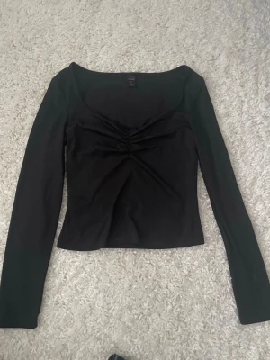 Svart långärmad topp från Romwe - Säljer en svart långärmad topp från Romwe i storlek S. Toppen har en snygg v-ringad hals och rynkade detaljer framtill. 