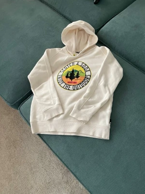 Snygg hoodie från scotch & soda - Stilren vit hoodie från märket scotch & soda. Tröjan är i bra skick och knappt några tecken av användning. Startpris är 139 men priset kan diskuteras!