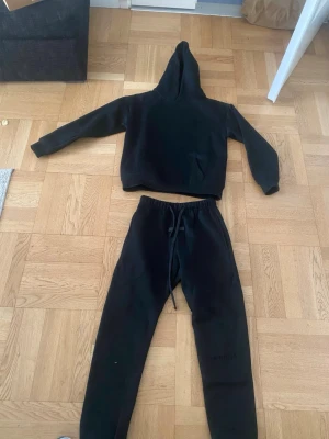 essential hoodie och byxor svart - Det är storlek S 13-15 år bra kvalitet helt ny kläderna är unisex