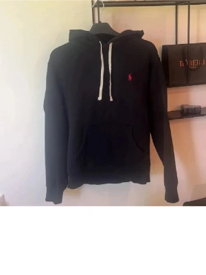 Ralph lauren hoodie  - Säljer nu min svarta Ralph lauren hoodie som är i bra skick 