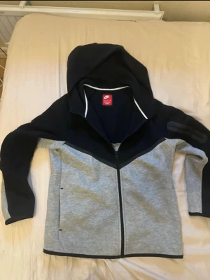 Nike tech - Hej säljer min Nike tech fint skick har endast använd få tal gånger priset är inte hugget i sten