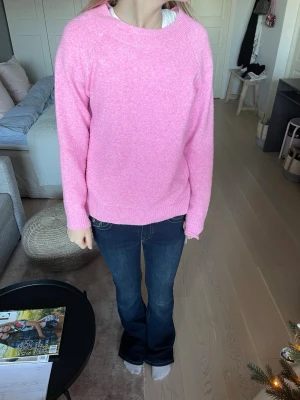 Rosa stickad tröja från Vero Moda - Säljer en ljusrosa stickad tröja från Vero Moda i storlek XS. Tröjan har rund hals, ribbade muddar och lång ärm. Den är loose i passformen och passar perfekt till jeans eller kjol. Supermjuk och skön att ha på sig under kyliga dagar.