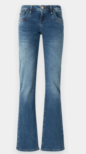 Blå bootcut ltb jeans med midja - Low waisted bootcut jeans från ltb. Inga tecken på användning💗 Sorlek: W29 L32