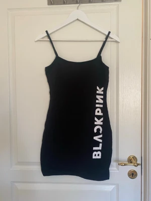 Blackpink klänning - En vardagsklänning med texten ”Blackpink”. Sitter fint på kroppen. Har använt den högst fem gånger. Från HM strl S