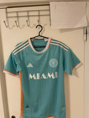 Inter miami tshirt messi 10 -  Inter Miami fotbollströja från Adidas med Messi och nummer 10 på ryggen, helt ny. Liknande modell som original. 