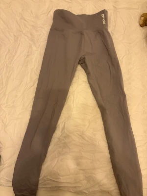 Ljus gråa tights från DFYNE - Snygga grå leggings från DFYNE precis som nya då dom inte kommit till användning storlek S, modell dynamic