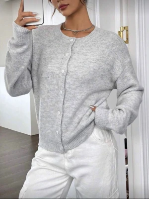Ljusgrå stickad kofta med knappar - Grå kofta i storlek S och inga defekter. 