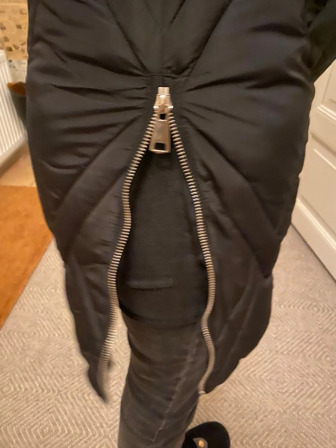 Svart lång quiltad dunväst med huva - 3