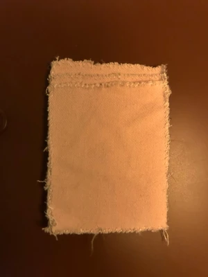 Rosa handsydd plånbok i jeansmaterial  - En handgjord rosa plånbok med fransiga kanter. På baksidan är en sugproppar som gör att man kan fästa plånboken på släta ytor som till exempel mobilen, perfekt för dig som är trött på att tappa bort kortet !!