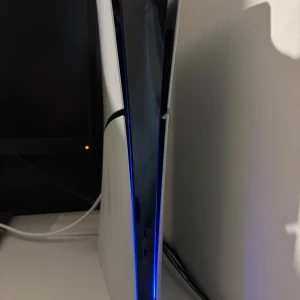 Playstation 5 - 850gb - Säljer min PlayStation 5 i mycket bra skick. Fungerar felfritt och är sparsamt använd.  Ingår: • PS5 (850 GB) • 1 original handkontroll • HDMI-kabel • Originalkartong