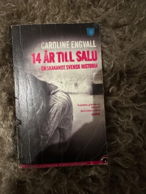 14 år till salu - En skakande svensk historia - En gripande och verklighetsbaserad bok om 14-åriga Tessan, vars liv förändras drastiskt efter en traumatisk händelse. Boken skildrar hennes kamp och utsatthet, och ger en stark inblick i svåra ämnen som berör unga. Perfekt för dig som vill läsa något som verkligen berör och engagerar.