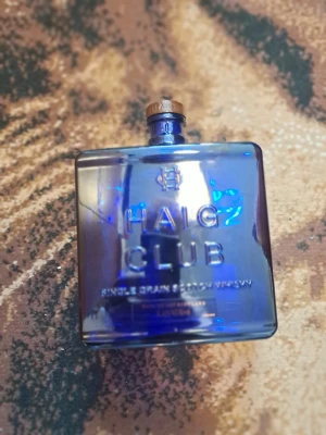 Haig Club Whisky blå flaska 1 liter - Säljes: En tom flaska av Haig Club Single Grain Scotch Whisky med metallkork. Perfekt för samlare eller dekorativ användning. I mycket gott skick och väldig fin flaska.  Skickas via posten men köpare står för frakten. Vid övriga frågor skicka gärna meddelande.  Lämnar självklart god omdömen om köparen gör det. Ingen återköp eller retur om köparen går med på köpet!  Kolla gärna in mina andra annonser!