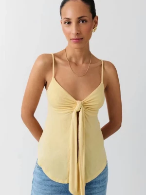 Gul linnetopp med knyt från Gina Tricot - 💛Supersöt ljusgul linnetopp från Gina Tricot med smala axelband och snygg knytning framtill. Toppen har v-ringning och är tillverkad i ett mjukt, tunt material som känns perfekt för varma dagar. Slutsåld på hemsidan, nypris 259. Inga defekter ☺️