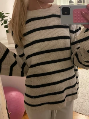 Randig stickad tröja  - Säljer en skit najs stickad tröja från märket Wera. Jättebra skick! Storlek S