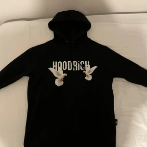 Hoodrich hoodie - Hej! Säljer nu min Hoodrich hoodie som är i väldigt bra skick inga skador. Den är använd några gånger men är som ny. Storlek XS 