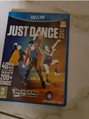 Just Dance 2017 Wii U - Just Dance 2017 till Wii U med över 40 nya låtar och 200+ låtar totalt. Spelet är i fint skick och erbjuder en rolig dansupplevelse för hela familjen. Omslaget och fodralet ser välbevarat ut, inga synliga skador.