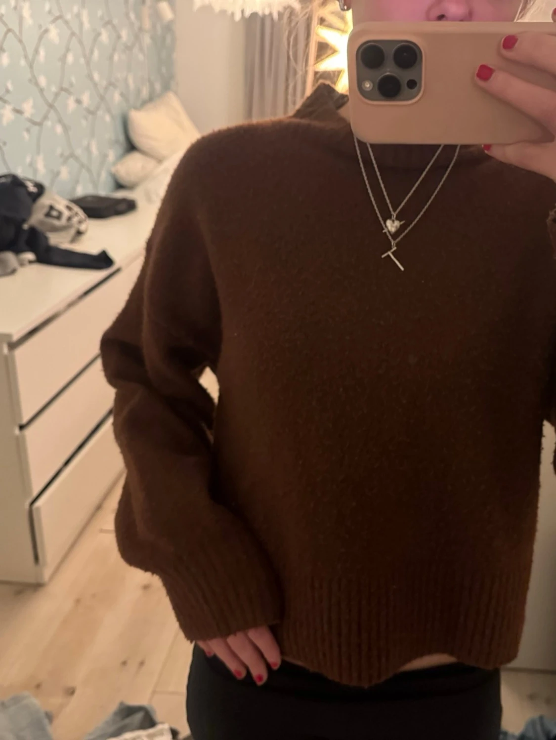 Brun stickad tröja med hög hals - 1