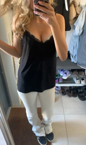 Vita bootcut jeans från Hunkydory - Snygga vita jeans från Hunkydory med bootcut-modell och råa kanter nertill. klassisk femficksdesign, Jeansen är i ett stadigt bomullstyg och har dragkedja och knapp framtill. Perfekta för dig som vill ha en clean och trendig look.