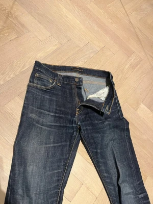 Mörkblå Nudie Jeans - Mörkblåa nudie jeans med snygga fades, slim/skinny passform. 
