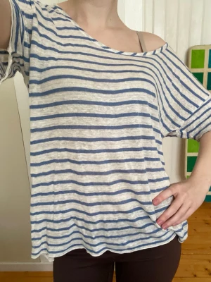 Randig offshoulder T-shirt - Vit -och blårandig t-shirt! Kan bäras off-shoulder. Oversized så passar många storlekar beroende på hur man vill att den ska sitta💕 Storlek S (passar XS-M)