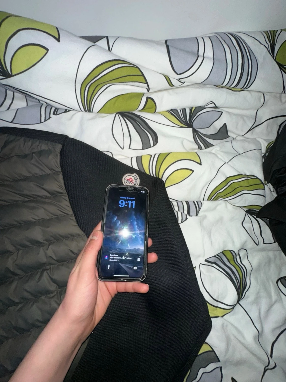 Mörk grön men ser ut som svart Moncler cardigan size m men passar också S  - 5