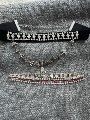 Choker  - 1 för 50 kr 2 för 90 kr. Den svarta har tappat en pärla men ingen som syns 