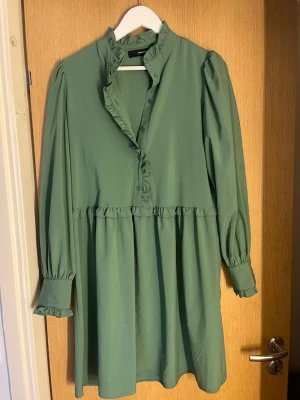 Green dress 💚💚 - A green dress with long arms. Perfect for colder summerevenings. Only used 1-2 times
