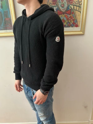 Moncler Kashmir hoodie  - Galet Feett Moncler Kashmir hoodie i storlek S den är i nyskick! Nästintill omöjlig att få tag på kostar nypris 12 000kr hör av dig vid eventuella frågor modellen 178 väger 73 kg 