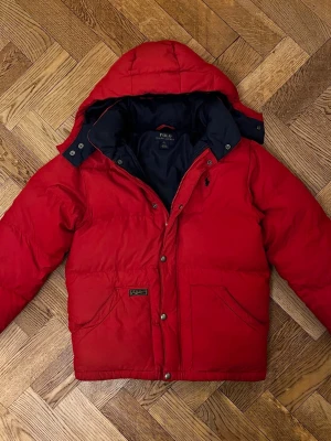 Puffer Jacket Ralph Lauren - Varm dunjacka i bra skick från Ralph Lauren. 