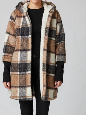 Rutig teddyjacka med huva - Säljer en mysig teddyjacka med huva i rutigt mönster. Jackan har beige, bruna, vita och grå toner och är gjord i fluffigt teddy-material. Perfekt för kalla dagar och ger en chill vibe till din outfit.