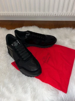 Valentino Garavani Rockrunner sneakers svart – Helt nya – Strl 41 - Säljer denna svarta valentino Rockrunners som är i storlek 41 men kan passa 42.