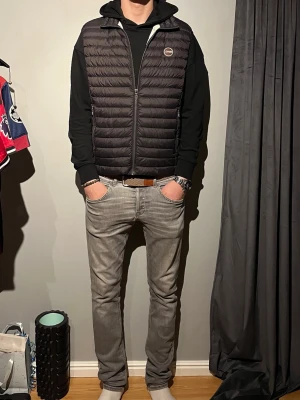  Colmar väst  - Säljer en svart dunväst från Colmar med quiltad design och dragkedja framtill. Västen har en rundad krage och Colmar-logga på bröstet. Perfekt att slänga över en hoodie för en snygg look! Inga defekter har ni frågor eller funderingar är det bara att höra av dig! 😁