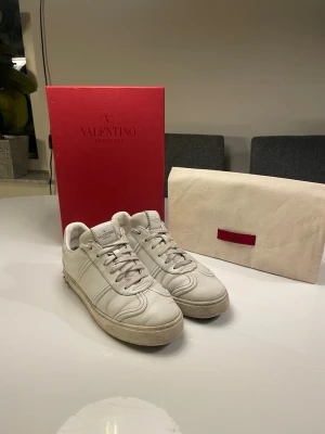 Valentino Garvani Flycrews - Valentino Flycrews | Storlek 38 | skick 7/10 lite skrapor men går att fixa ! bara skor ingår! nypris 9000kr säljs inte längre ! Mitt pris 1749kr pris kan diskuteras vid snabb affär