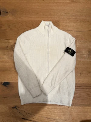 Stone Island fullzip  - Riktigt fint skick-8.5/10) fräsch väl behandlad! Perfekt för varje outfit i princip. Storlek M passar även S
