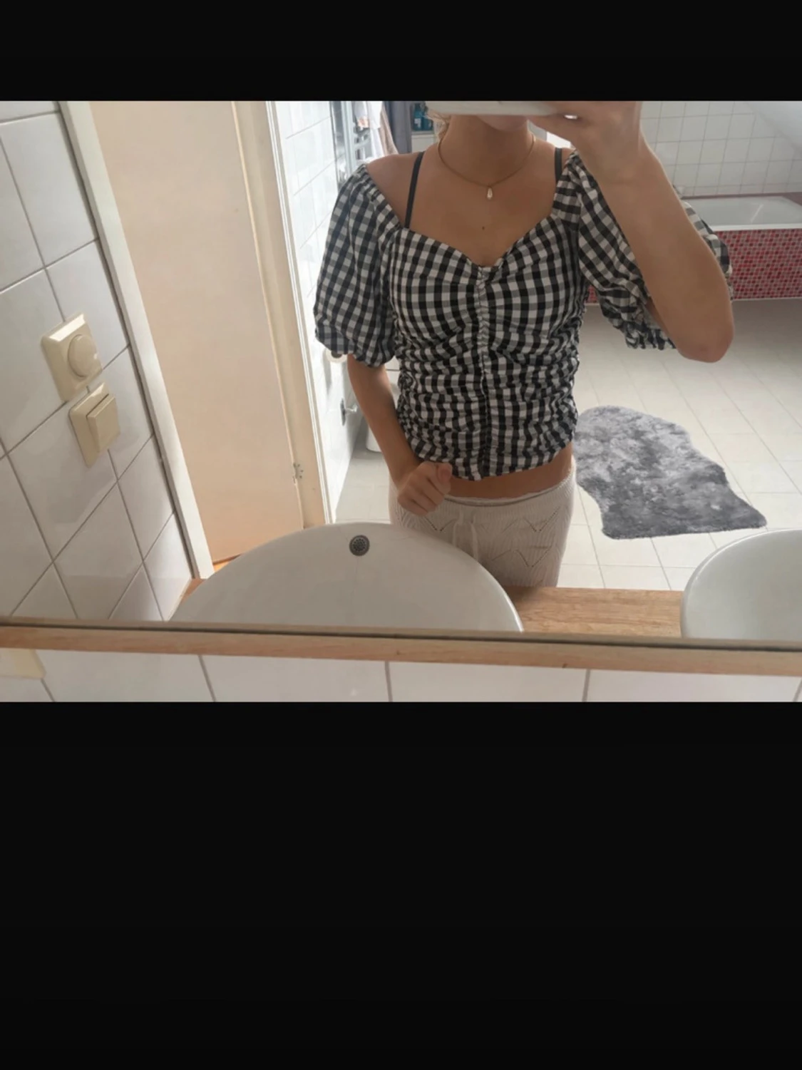 Svartvit rutig blus med puffärm