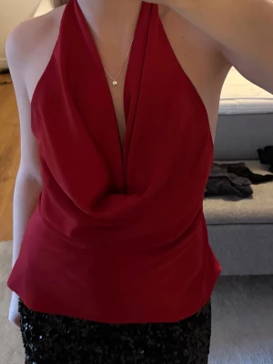 Festtopp - Festlig topp i satin som aldrig är använd!💕