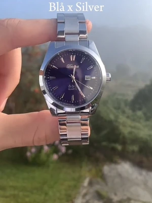 Silverfärgad blå klocka x Doventi  - 🌟 Doventi - Helt ny och oanvänd klocka i toppskick! 🌟 🎁 Levereras komplett med originalbox. ✨ Perfekt skick, garanterat utan defekter. ⚙️ Enkel justering för optimal passform. 🚀 Snabb leverans samma dag – direkt till dig!