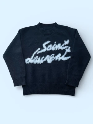 Stickad Designer Tröja | Storlek M | Svart - Populär stickad tröja i svart i nyskick.  Storlek : M  Varm och mysig stickad tröja, perfekt för kallare perioder! Skickas inom 24h! 