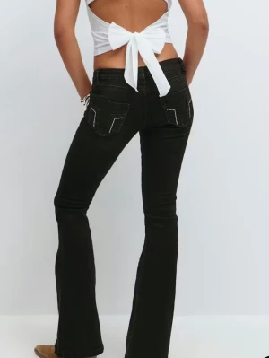 Gina 14+ jeans glitter - Säljer ett par suuupersnygga jeans från Gina tricot! De är bootcut och har låg midja. Skicka gärna prisförslag🥰 Nästan aldrig använda, toppenskick! De är i storlek 146 men jag tycker att dom passar likadant som Gina 14+ jeans i storlek xxs. ❣️