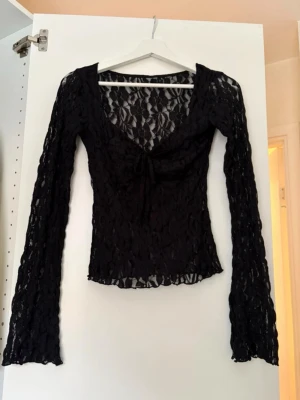nelly Festtopp med spets  - Jätte fin festtopp med spets använt en gång den har extra tyg vid bysten så man ser inte igenom🤗 storlek xs 