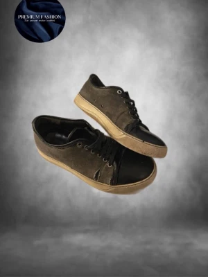 Lanvin cap toe - Tjenare! Säljer ett par svarta sneakers från lanvin med slitna canvaspartier och tå i svart skinn. Skorna har snörning och en beige sula som ger en snygg kombo som passar perfekt till allt. Perfekta för dig som gillar en avslappnad och väldigt snygg outfit! Skorna passar till allt och är väldigt snygga, skick 6/10 se bilder eller så de hur du vill för sjölv tycker jag de är snyggt med slitningar! Storlek 41! Säljer för endast 699kr! Såklart äkta! Hör av dig vid minsta fråga🤩mvh PREMIUM FASHION🤗